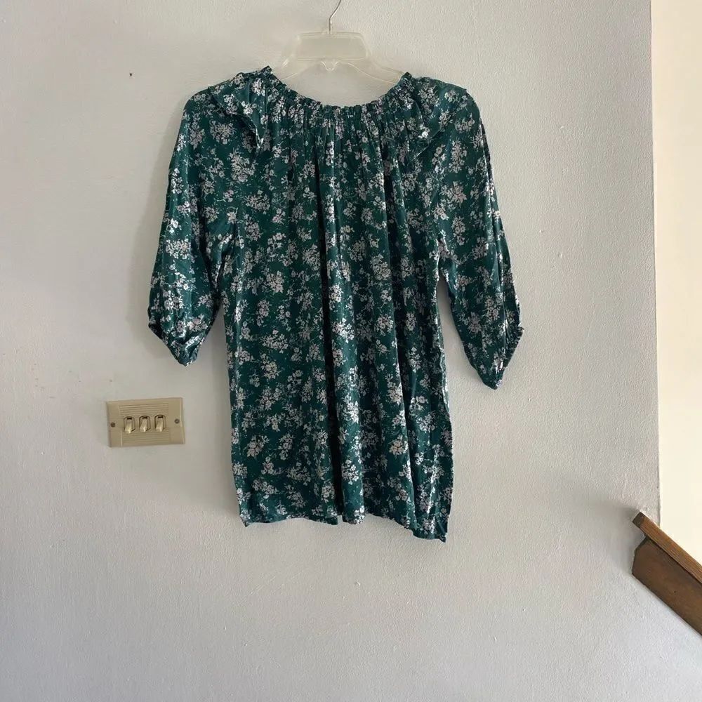 Doe & Rae Green Floral Ruffle Neck Top Size Small - Picture 2 of 11